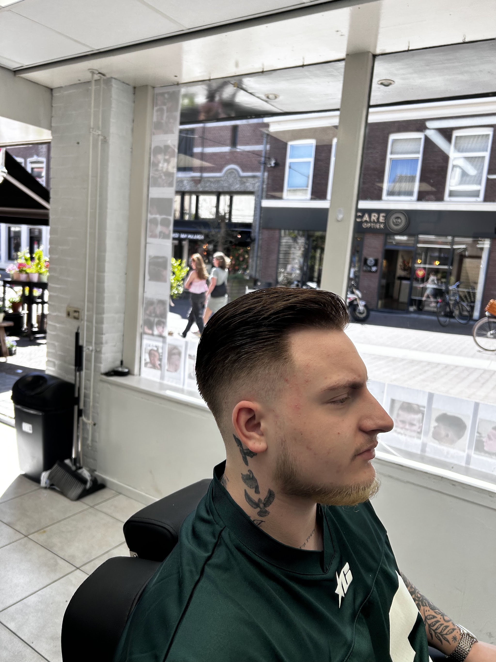 Klant met een strakke fade en slickback bij Barber Fuat