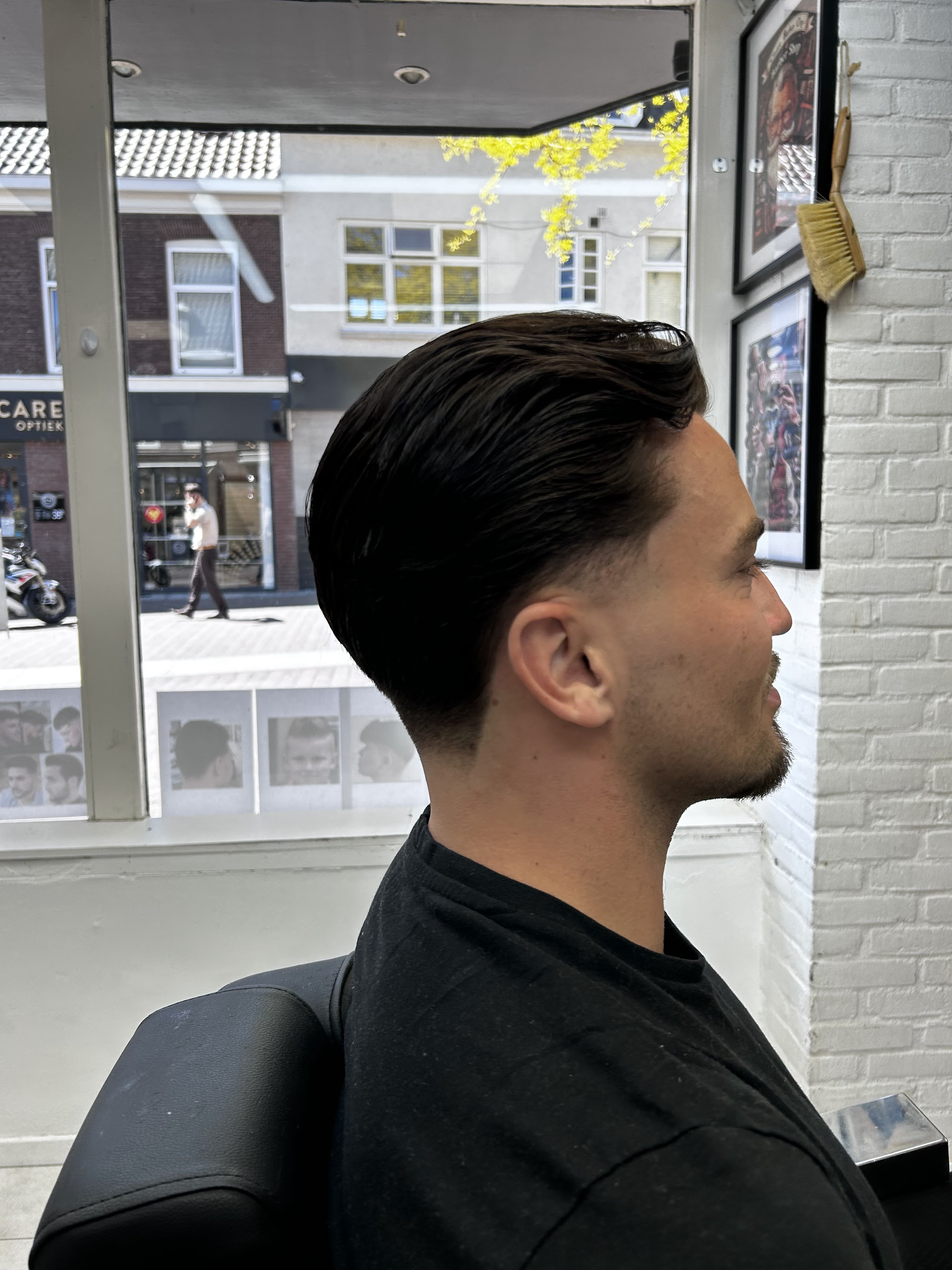 Klant met een pas geknipt kapsel bij Barber Fuat